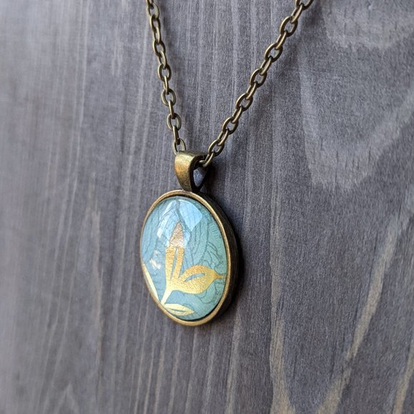 Glass Dome Cabochon Necklace with Gold Leaves & Pale Green Lines Pattern - Picture 8 of 16